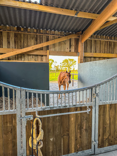 Ecuries Du Merisier Pension Pour Chevaux à Cormolain