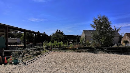 Stables Des Reignevilles, Centre Equestres à Yèvre-la-Ville