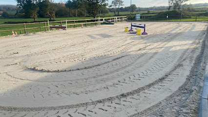 Écurie Équit'héze - Élevage Du Mont D'heze Pension Pour Chevaux à Moulins-le-Carbonnel